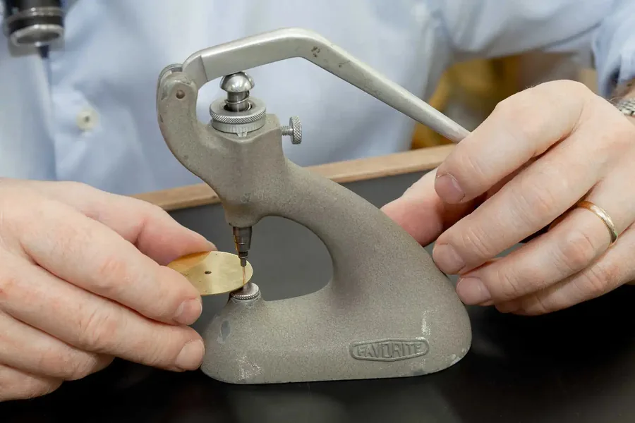 Setting the feet of a dial on a bench press