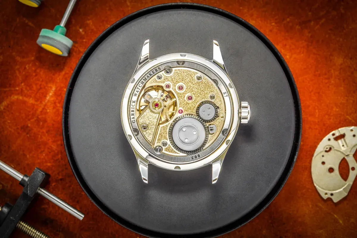 The textured S7 movement in yellow gold, seen through the case back